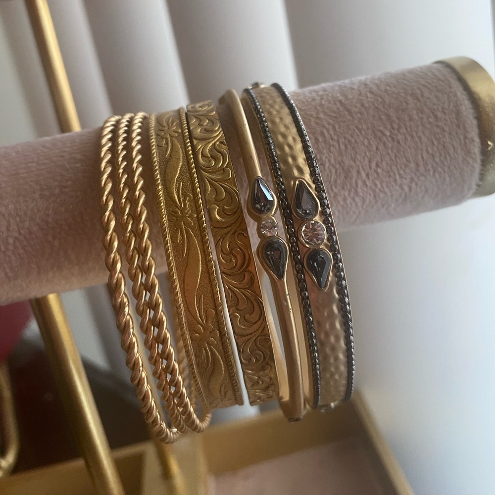 Women’s custom jewelry bracelet.